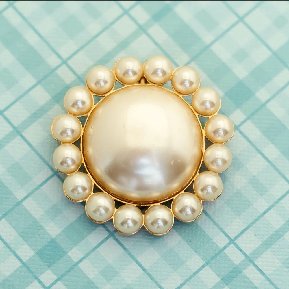VINTAGE KENNETH JAY LANE FIRST LADY SIMULATED PEARL ENHANCER BROOCH/PENDANT